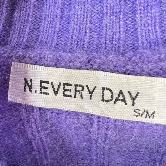 LILAC PURPLE CABLE KNIT DROP SHOULDER SOFT CROPPED SWEATER SIZE MEDIUM NWOT - Picture 5 of 7